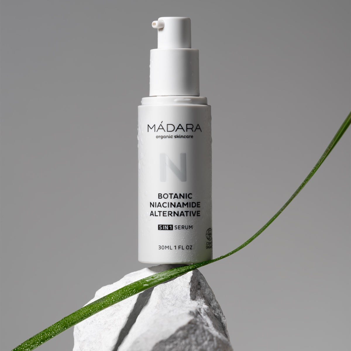 MÁDARA Botanic Niacinamide 5-in-1 Serum 30 ml