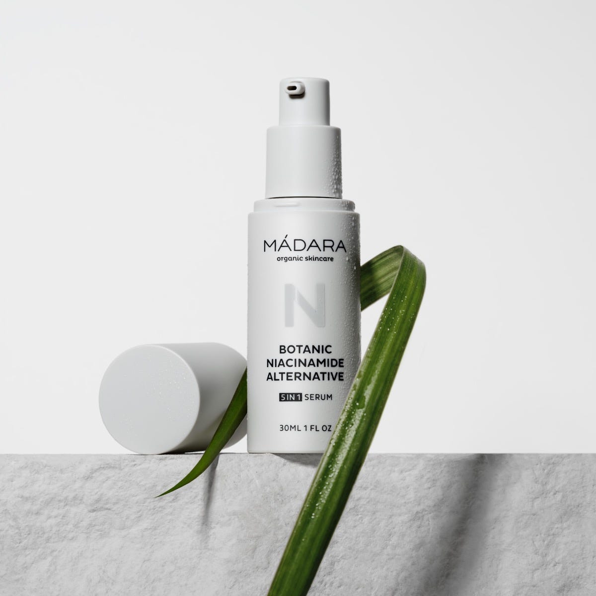 MÁDARA Botanic Niacinamide 5-in-1 Serum 30 ml
